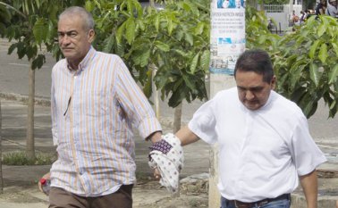 El secretario de Hacienda del municipio, Telésforo Blanco, y el sacerdote católico Víctor Lazzo se dirigen la audiencia. Alfredo Estévez