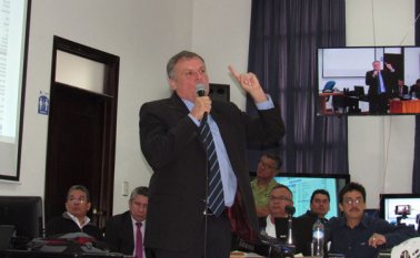 El gerente del hospital, Hernando Mora, expuso la situación en el Concejo de Pamplona. Roberto Ospino