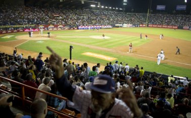 La crisis económica que atraviesa Venezuela asfixia a todos los estratos sociales, y el béisbol también sufre las consecuencias. AFP