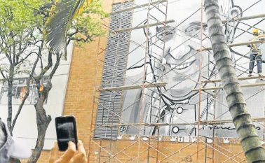 El mosaico en su sitio en el muro del hogar San José, en Boston. Colprensa