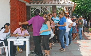 Normalmente, los ciudadanos que desean inscribir su cédula esperan a que el proceso se traslade a los barrios para poder cumplir con el trámite. Archivo