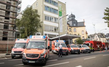 Varias ambulancias esperan ante el hospital de Buerger, antes de ser desalojado debido a la desactivación de labomba antigua en Fráncfort, Alemania. AP