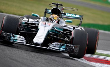 Esta victoria es la número 59 para el tres veces campeón del mundo, que ostenta desde el sábado el récord de poles. AFP