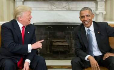 Obama (derecha) exhortó a Trump a "construir más escaleras hacia el éxito de cada niño y familia". Archivo