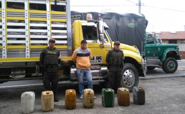 Este hombre fue sorprendido transportando 35 galones de ACPM de contrabando. Policía