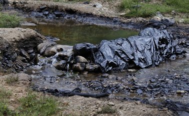 Aunque la gobernación apoya a la comunidad para contrarrestar la falta de agua, se insiste en que falta más coordinación con las empresas y la Nación para atender estos atentados oportuna e integralmente. Archivo
