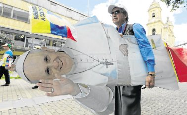 La imagen gigante del papa Francisco es usada para el ‘rebusque’ de algunos en las ciudades por donde pasará. AFP