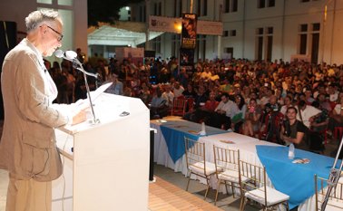 El escritor y novelista Fernando Vallejo dio un discurso de 18 páginas que leyó con voz firme y haciendo pausas ante los aplausos del público. Obando