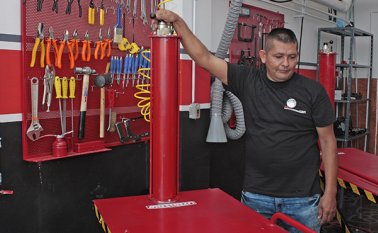 Los motociclistas cuentan desde el lunes, en Cúcuta, con tres centros de servicios para esos vehículos, los cuales son atendidos y manejados por antiguos pimpineros. Mario Caicedo