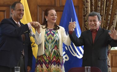 Los jefes de los equipos negociadores del Gobierno, Juan Camilo Restrepo, y del Eln, Pablo Beltrán, firmaron el llamado ‘Acuerdo de Quito’. AFP