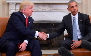 El plan creado por decreto por el expresidente Obama (derecha) en junio de 2012 protege a unos 800.000 jóvenes. Archivo