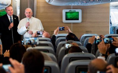 El papa iniciará su recorrido hoy por el país. En la gráfica, en el avión con los periodistas. AFP