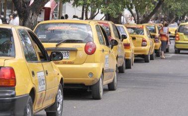Los taxistas cuestionaron al Área Metropolitana no tenerlos en cuenta para cumplir la función de los vehículos blancos. Archivo