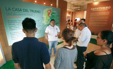 Nelson Páez es guía de la exposición que podrá ser apreciada hasta mañana en la Fiesta del Libro de Cúcuta (FliC). Mario Franco