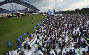 Haciendo referencia a la lectura de hoy del Evangelio, el papa dijo que "al igual que Simón, Jesús nos invita a ir mar adentro, nos impulsa al riesgo compartido, a dejar nuestros egoísmos y a seguirlo". AFP