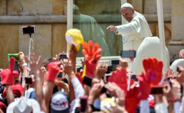 Previo al encuentro con los obispos, el papa se reunió con el presidente Santos y saludó a los 22.000 jóvenes que lo esperaron en las afueras del Palacio Cardenalicio. AFP