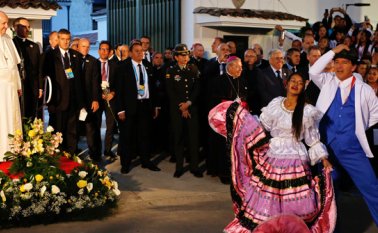 Un grupo de jóvenes bailó el bambuco Brisas del Pamplonita, considerado el himno regional de Cúcuta, frente al papa en la Nunciatura. AFP