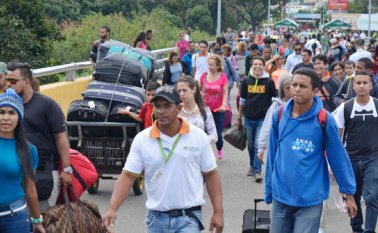 En septiembre de 2015, un mes después del cierre de los pasos limítrofes con Venezuela, el gobierno de Juan Manuel Santos decretó una emergencia económica de 30 días que incluyó la reducción del IVA. Archivo
