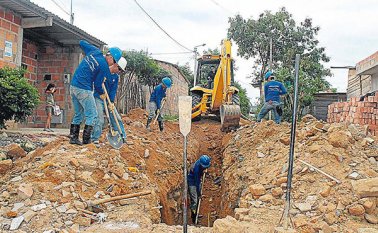 La compañía de acueducto Aguas Kpital aseguró por intermedio de su gerente, Hugo Vergel, que en los últimos diez años de operación del contrato ha invertido $300 mil millones en la modernización de redes. Orlando Carvajal