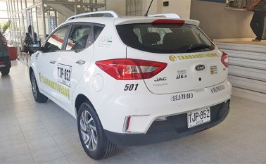 Los colectivos blancos han estado en el ojo del huracán por el servicio que prestan de tipología A, con capacidad de 4 a 9 pasajeros. Archivo