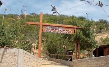Al cerro se puede subir por el acceso peatonal que son escaleras y de manera vehicular por el barrio El Progreso,   por donde la vía no está en muy buenas condiciones. Mario Caicedo