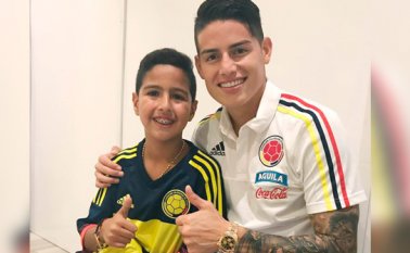 Martín Elías Jr, hijo del fallecido cantante vallenato recibió la camiseta prometida por James. Cortesía