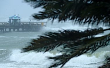 El ojo del ciclón ahora es de categoría 4. AFP
