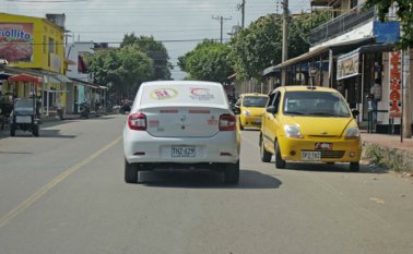 La Superintendencia de Puertos y Transporte visitará esta semana la ciudad para evaluar la situacion con lo llamados colectivos blancos. Archivo