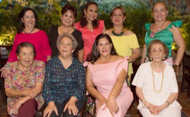 Judith de Gómez, Fanny Arenas, Lucy de Lamk, Teresa de González y Nancy Cabrera de Parra. Sentadas: Carmen Alicia de Ruíz, Elvira Robayo de Montaña, Libia de Sandoval y Graciela de Ronderos. Juan Pablo Cohen