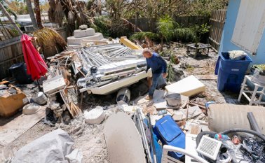 Las autoridades no descartan que en las próximas horas otras víctimas sean rescatadas entre los escombros de los edificios caídos. EFE