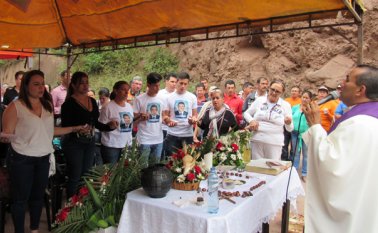 En la vía La Soberanía, la familia del comerciante Javier Lizcano ofreció una misa en memoria del hombre que murió sepultado por un deslizamiento el 12 de septiembre de 2016. Roberto Ospino