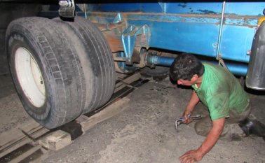 El camión quedó atascado y se le partió el sistema de transmisión. Por el hecho el conductor retrasó la entrega de una carga de arroz, lo que le significó pérdidas. Roberto Ospino