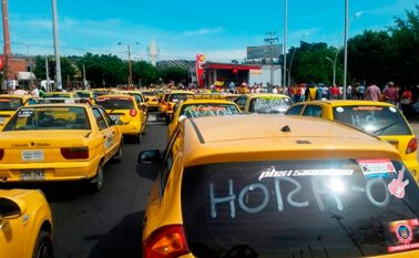 Los taxistas bloquearon avenidas y calles principales de la ciudad. Twitter