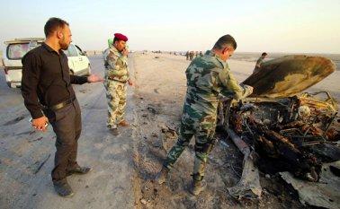 Cinco kamikazes forrados de explosivos se habrían movilizado en este vehículo para luego hacerse estallar en una zona de alta movilidad de personas.  EFE