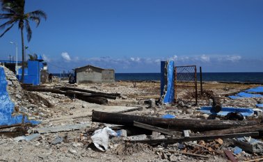 Más de 26.000 cubanos de los 1,7 millones evacuados durante el paso del huracán Irma por la isla el pasado fin de semana aún no han podido regresar a sus hogares y permanecen en albergues o en casas de allegados, informaron hoy medios oficiales. EFE