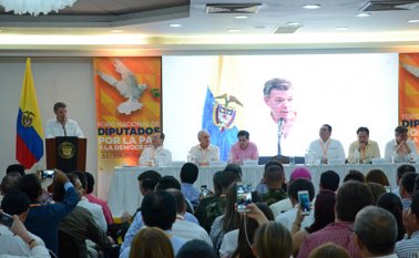 en 2016, durante un encuentro en Cúcuta con el presidente Juan Manuel Santos, los diputados lograron comprometer al Gobierno con el proyecto que establece beneficios para ellos. Archivo