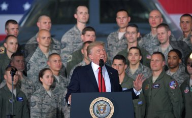 Trump dio un breve discurso al personal de la Fuerza Aérea, luego de pasar revista a los principales aviones caza y bombarderos. AFP