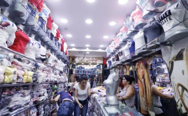 El comercio tendría que reactivarse en el último trimestre del año. La temporada navideña es la principal esperanza de los comerciantes. Archivo