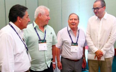 El fiscal general Néstor Humberto Martínez, el superintendente de Industria y Comercio Pablo Felipe Robledo y el procurador general Fernando Carrillo participaron en el Congreso Nacional de Comerciantes. Cortesía