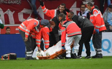 Como consecuencia del golpe, Genter se tragó la lengua y la rápida actuación del doctor Raymond Best evitó la tragedia. AFP