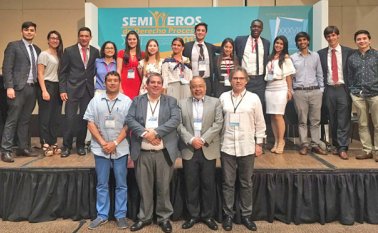 Bibiana Quintero, de la Universidad Simón Bolívar y Pedro Abril Bonet, de la Universidad Libre, se llevaron un reconocimiento en la ciudad de Cartagena. Cortesía