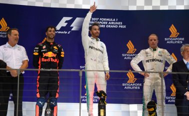 El australiano Daniel Ricciardo (Red Bull) y el finlandés Valtteri Bottas (Mercedes) fueron segundo y tercero en la carrera. AFP