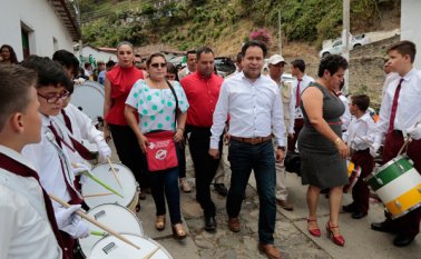 El Gobernador William Villamizar recorre las calles de El Carmen. Cortesía