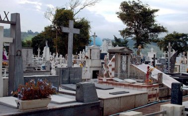 Quienes no pueden pagar un hotel encuentran en las instalaciones del cementerio garantías de aseo personal. Internet