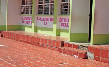 En esta escuela estudian unos 20 niños de las casas vecinas. Las grietas se evidencian en la entrada y salones de la institución. Mario Caicedo