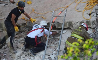 El presidente Enrique Peña Nieto acudió por la noche al lugar y conversó con los rescatistas.  AFP