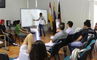 El representante de los estudiantes en la Universidad de Pamplona, Sergio Solarte, trabaja en la propuesta junto con un grupo de jóvenes. Cortesía