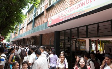 Este colegio actualmente tiene dos jornadas en las cuales alberga 3.100 estudiantes en la mayoría de la zona centrica de la ciudad, proponen su traslado para el colegio Inem. Juan Pablo Cohen