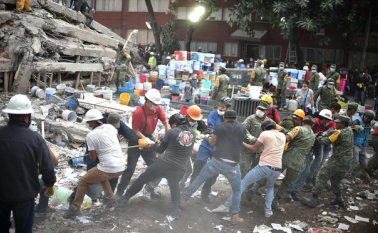 La solidaridad se desbordó y en medios y sitios afectados se exhortaba a dejar de enviar alimentos perecederos y se seleccionaba cuidadosamente a los espontáneos rescatistas. AFP