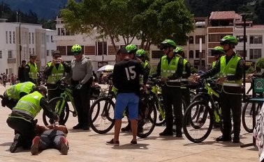 En el parque Águeda Gallardo se presentó el plan para reforzar los frentes de seguridad en el municipio de Pamplona y disminuir las riñas en las calles. Cortesía